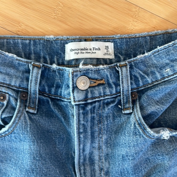 Abercrombie & Fitch Distressed High Rise Mom Jeans size 26 - Picture 2 of 7